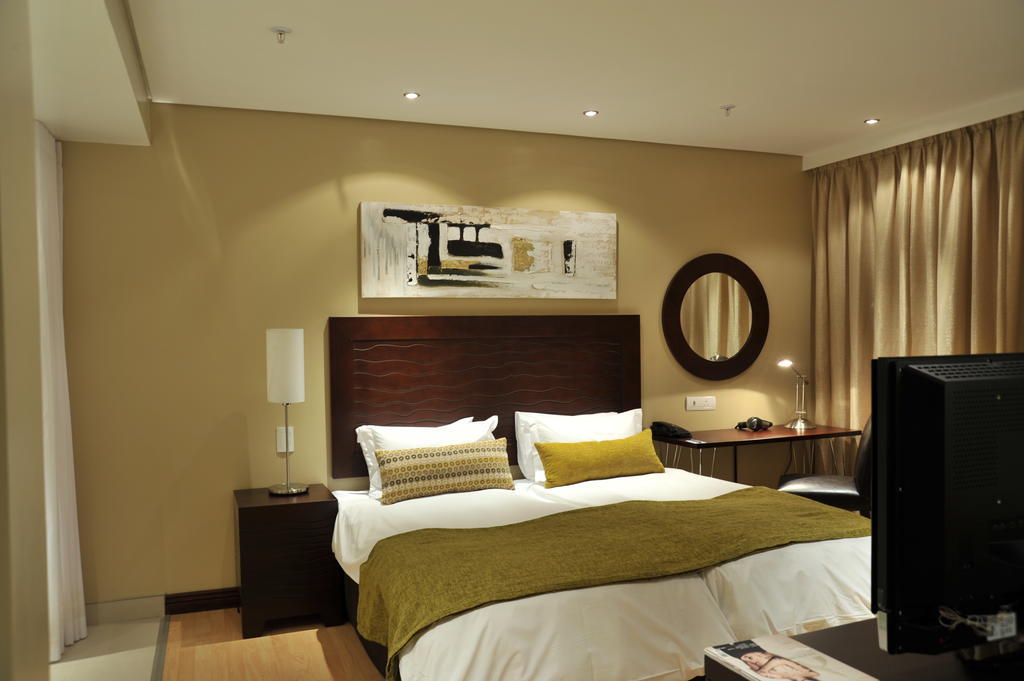 Protea Hotel By Marriott Transit O.R. Tambo Airport Kempton Park Exterior foto