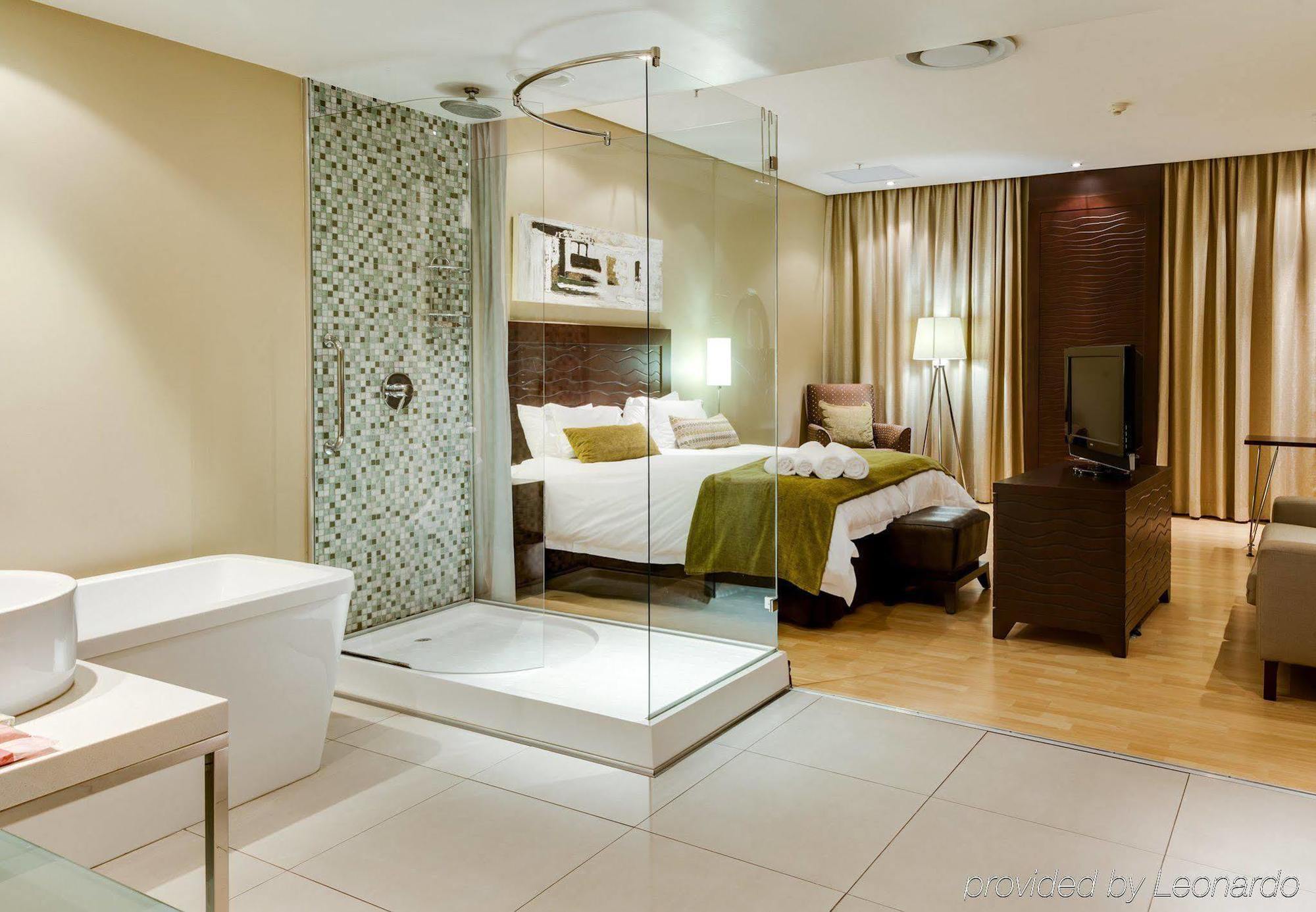 Protea Hotel By Marriott Transit O.R. Tambo Airport Kempton Park Exterior foto