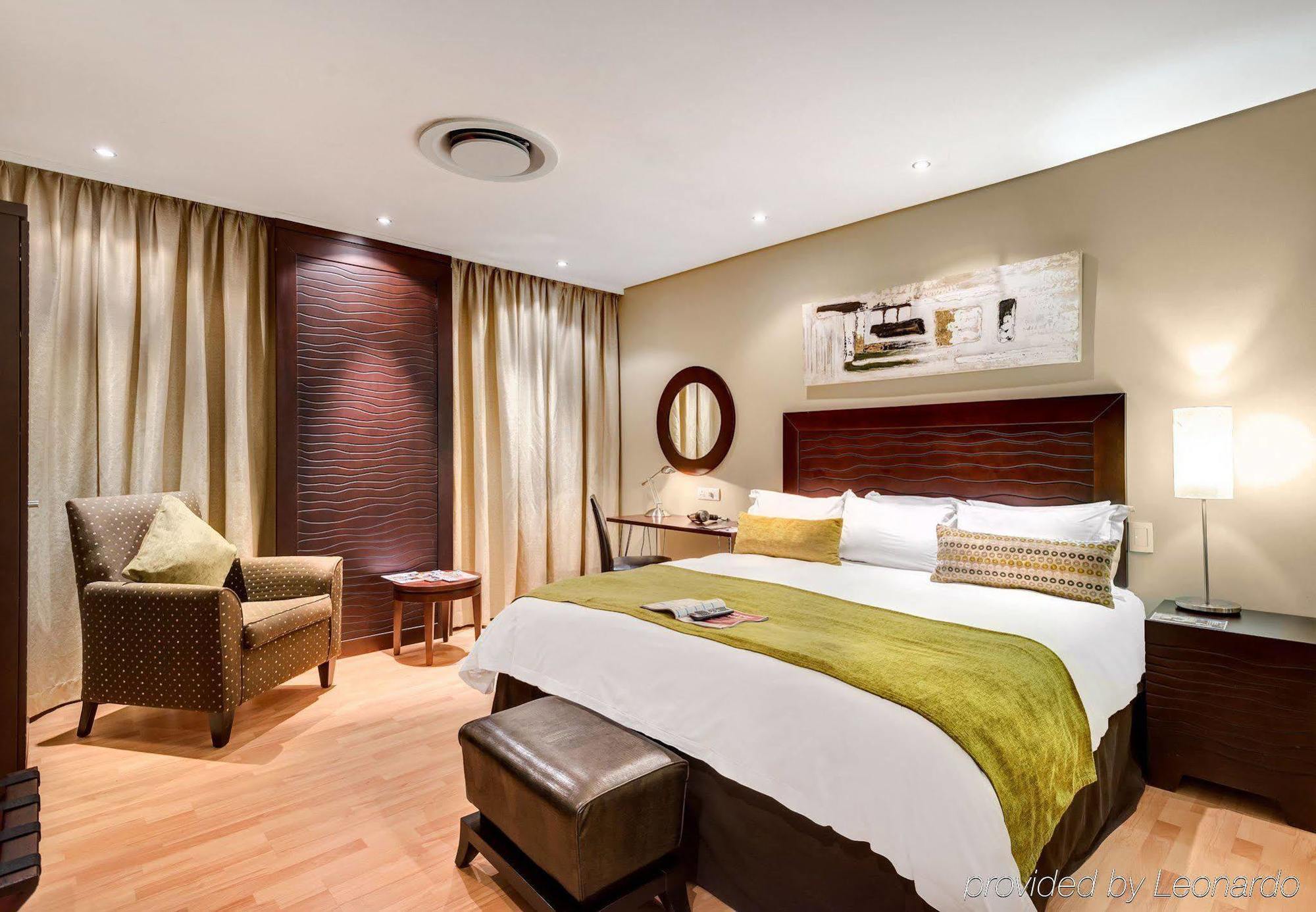 Protea Hotel By Marriott Transit O.R. Tambo Airport Kempton Park Exterior foto