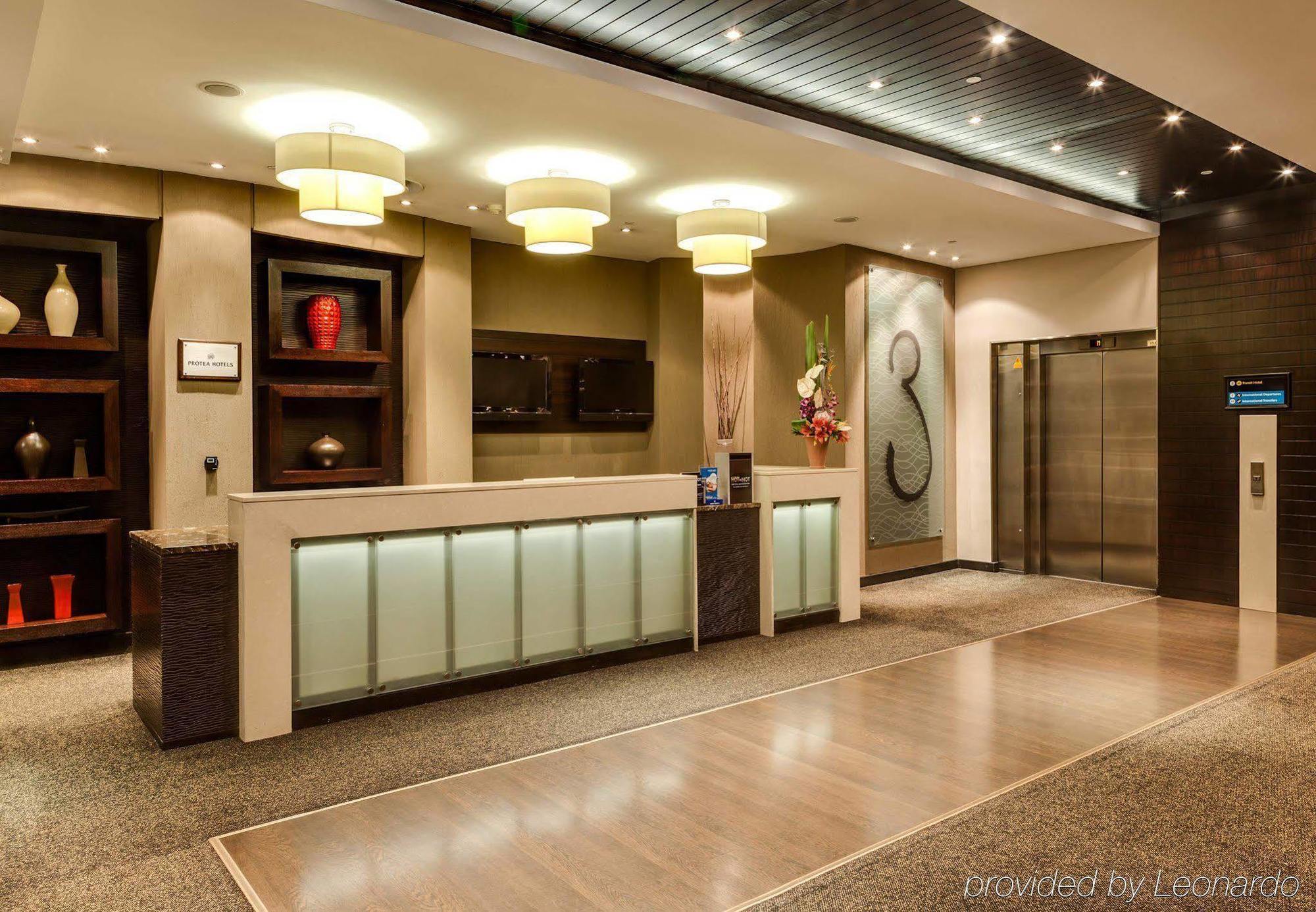 Protea Hotel By Marriott Transit O.R. Tambo Airport Kempton Park Exterior foto