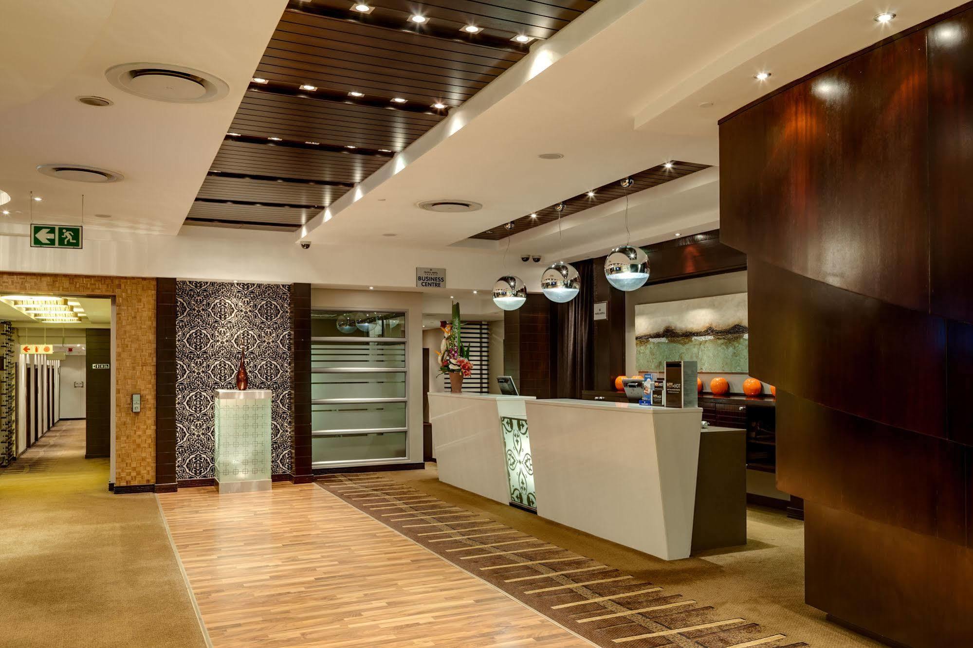 Protea Hotel By Marriott Transit O.R. Tambo Airport Kempton Park Exterior foto