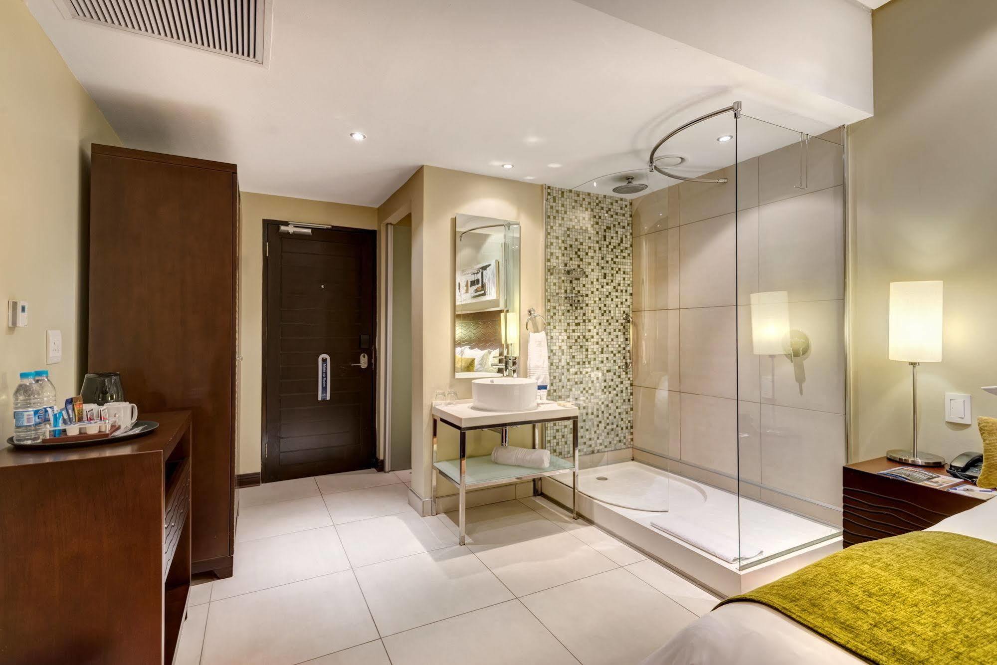 Protea Hotel By Marriott Transit O.R. Tambo Airport Kempton Park Exterior foto