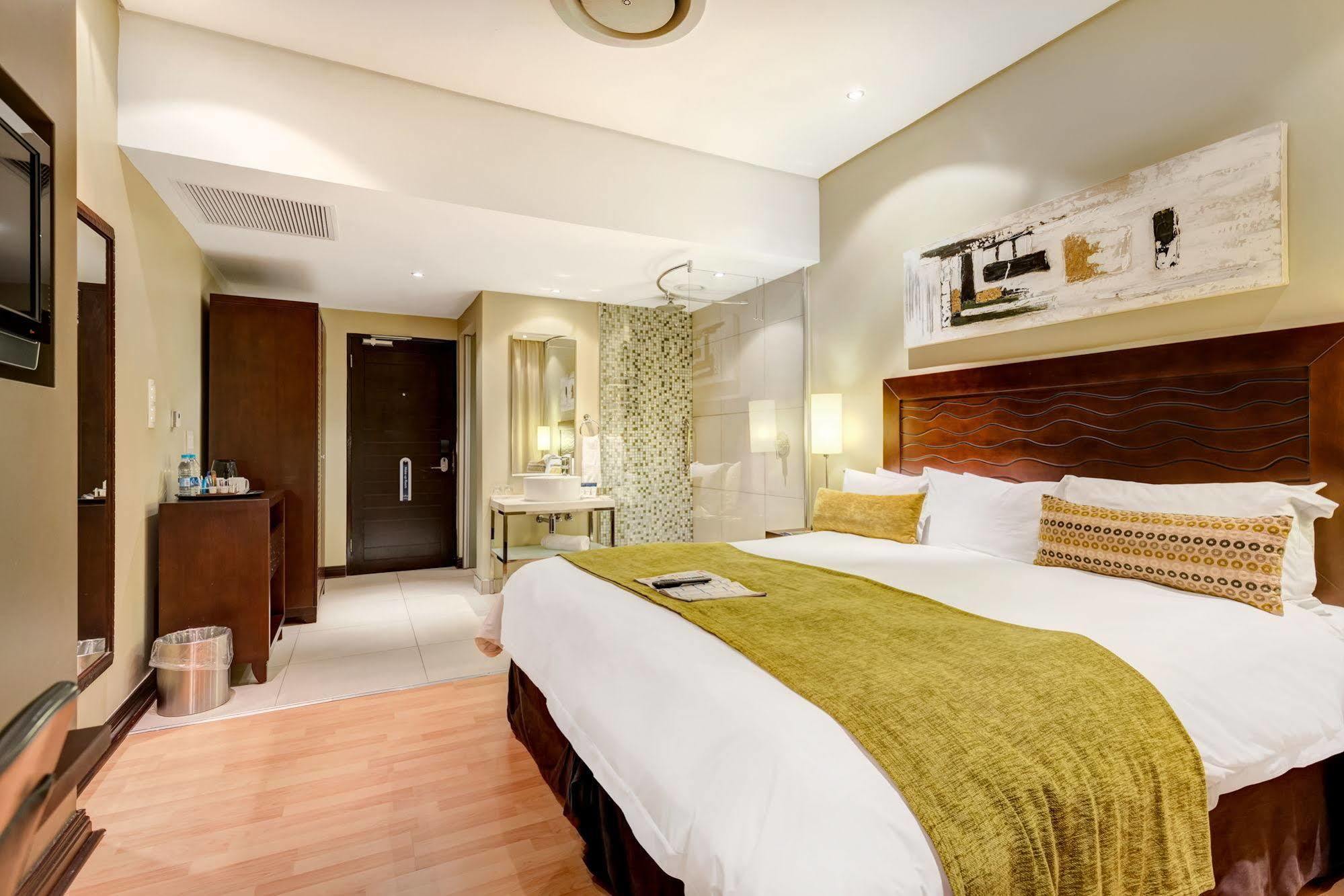 Protea Hotel By Marriott Transit O.R. Tambo Airport Kempton Park Exterior foto